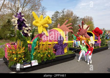 Noordwijk, NIEDERLANDE - 22. April 2023: Farbenfrohe Floßfahrt während der traditionellen Blumenparade Bollenstreek Bloemencorso, die von Noordwijk nach H fährt Stockfoto