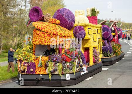 Noordwijk, NIEDERLANDE - 22. April 2023: Farbenfroher Floß aus der Stadt Noordwijk mit gesundem Gemüse in Blumen im Bollenstreek Bloemenc Stockfoto