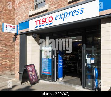 Hol dir die Vorderseite von Tesco Express, England, Großbritannien Stockfoto