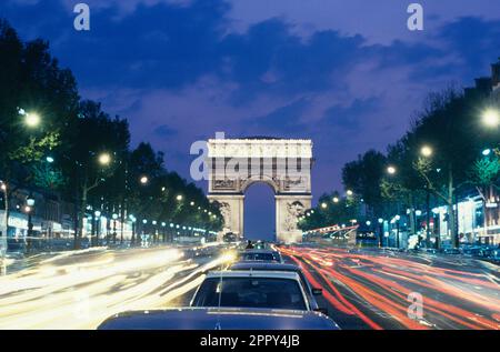 Frankreich. Paris. Arc de Triomphe mit nächtlichem Verkehr. Stockfoto