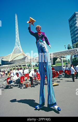 Australien. Melbourne. Unterhalter. Mann auf Stelzen. Stockfoto