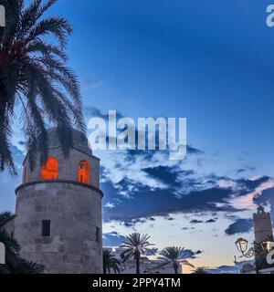 Sousse, Tunesien, 30. Januar 2023: Nachtaufnahme eines beleuchteten Eckturms der Moschee von Sousse Stockfoto