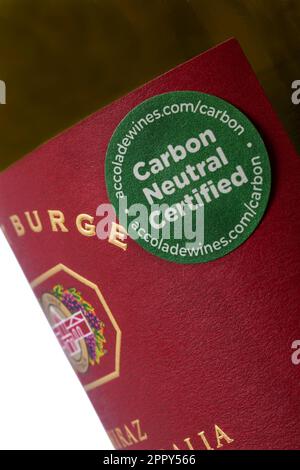 Kohlenstoffneutraler zertifizierter Aufkleber auf einer Flasche Wein Stockfoto