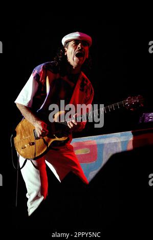 Mailand Italien 1994-10-15 : Carlos Santana während Live-Konzert im Palatrussardi Stockfoto