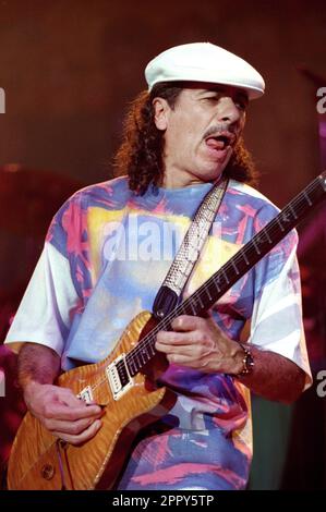 Mailand Italien 1994-10-15 : Carlos Santana während Live-Konzert im Palatrussardi Stockfoto