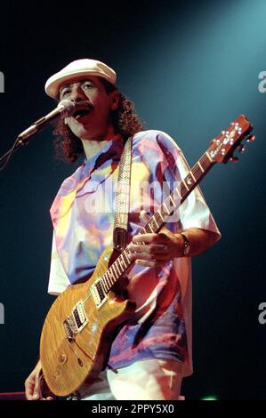 Mailand Italien 1994-10-15 : Carlos Santana während Live-Konzert im Palatrussardi Stockfoto