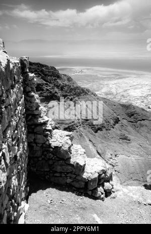 Blick auf das Tote Meer, die Judäische Wüste und Jordanien vom Gipfel von Masada. Das römische Lager befindet sich direkt darunter - B&W Stockfoto