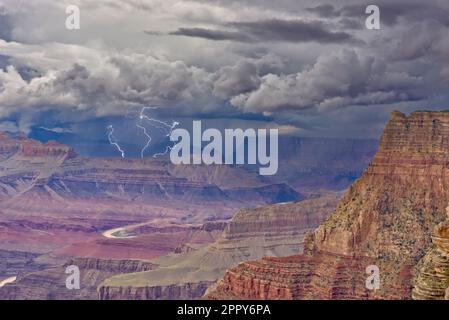 Ein großer Sturm über den Nordrand des Grand Canyon in Arizona. Blick vom Südrand zwischen Zuni und Papago Points. Stockfoto