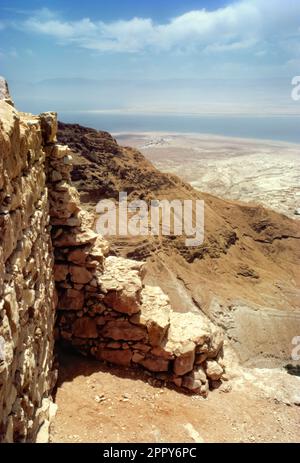 Blick auf das Tote Meer in der Judäischen Wüste und Jordanien von der Spitze Masadas - römisches Lager direkt darunter Stockfoto