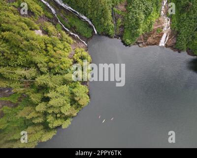Drei Kajakfahrer aus der Vogelperspektive im Misty Fjords National Monument Wilderness Area Ketchikan Gateway, Alaska Stockfoto