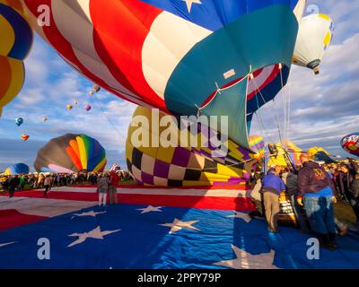 Menschenmenge, die Stars and Stripes Heißluftballon, Massensteigerung in den Himmel, Albuquerque International Balloon Fiesta, New Mexico Stockfoto