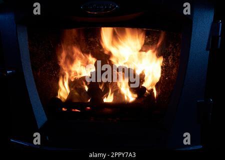 Durch das Abfeuern von Kohle und Holzscheiten in einem Landhaus in der irischen grafschaft donegal Stockfoto