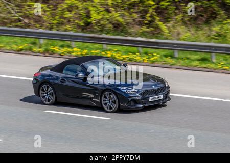 2020 BMW Z4 Sdrive20i M Sport Auto sDrive 20i Auto Start/Stop Black Car Roadster 1998 cm3; Fahrt auf der Autobahn M61, Großbritannien Stockfoto