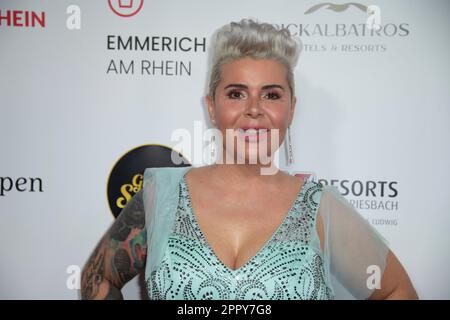 Calcar, Deutschland. 22. April 2023. Mona BURUNCUK, Moderatorin, Red Carpet, Red Carpet Show, Ankunft, Ankunft, The Golden Sun 2023, am 22. April 2023 in Wunderland Kalkar, Guthaben: dpa/Alamy Live News Stockfoto