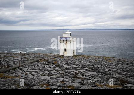 Schwarzkopf-Leuchtturm mit Blick auf galway Bay, burren County clare republic of ireland Stockfoto