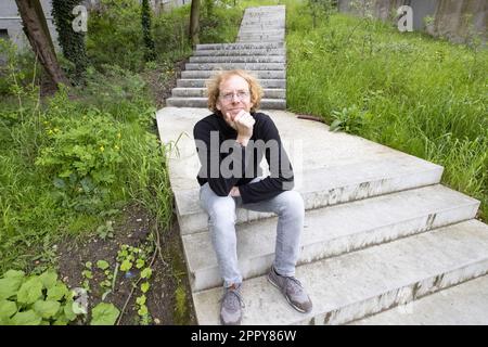 Gent, Belgien. 25. April 2023. Professor Hendrik Vos posiert für den Fotografen bei einem Interview zu den bevorstehenden Europawahlen am Dienstag, den 25. April 2023 in Gent. Vos ist der Universität Gent angeschlossen, wo er auch Direktor des Zentrums für EU-Studien ist. BELGA FOTO NICOLAS LAMBERT Kredit: Belga News Agency/Alamy Live News Stockfoto