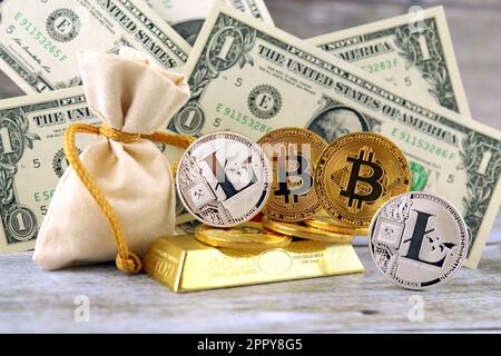 Physische Version von Bitcoin und Litecoin, neues virtuelles Geld. Konzeptionelles Bild für Investoren in Kryptowährung, Gold und Dollar. Stockfoto