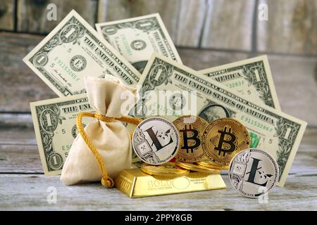 Physische Version von Bitcoin und Litecoin, neues virtuelles Geld. Konzeptionelles Bild für Investoren in Kryptowährung, Gold und Dollar. Stockfoto