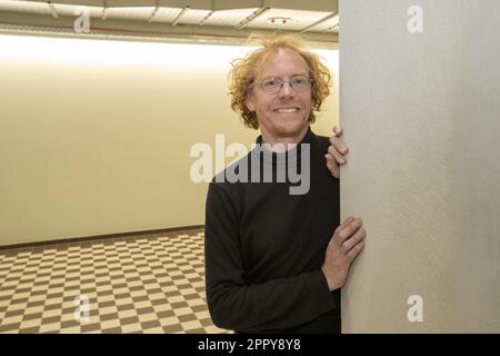 Gent, Belgien. 25. April 2023. Professor Hendrik Vos posiert für den Fotografen bei einem Interview zu den bevorstehenden Europawahlen am Dienstag, den 25. April 2023 in Gent. Vos ist der Universität Gent angeschlossen, wo er auch Direktor des Zentrums für EU-Studien ist. BELGA FOTO NICOLAS LAMBERT Kredit: Belga News Agency/Alamy Live News Stockfoto