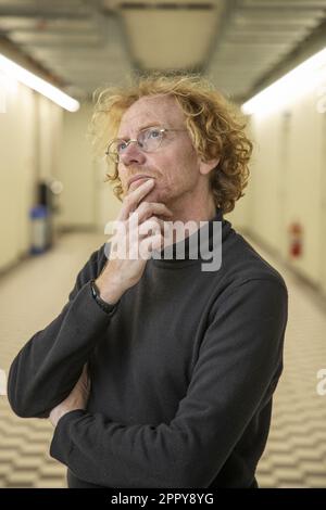 Gent, Belgien. 25. April 2023. Professor Hendrik Vos posiert für den Fotografen bei einem Interview zu den bevorstehenden Europawahlen am Dienstag, den 25. April 2023 in Gent. Vos ist der Universität Gent angeschlossen, wo er auch Direktor des Zentrums für EU-Studien ist. BELGA FOTO NICOLAS LAMBERT Kredit: Belga News Agency/Alamy Live News Stockfoto