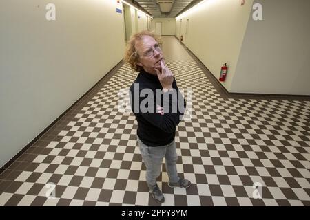 Gent, Belgien. 25. April 2023. Professor Hendrik Vos posiert für den Fotografen bei einem Interview zu den bevorstehenden Europawahlen am Dienstag, den 25. April 2023 in Gent. Vos ist der Universität Gent angeschlossen, wo er auch Direktor des Zentrums für EU-Studien ist. BELGA FOTO NICOLAS LAMBERT Kredit: Belga News Agency/Alamy Live News Stockfoto