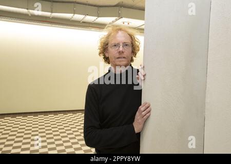 Gent, Belgien. 25. April 2023. Professor Hendrik Vos posiert für den Fotografen bei einem Interview zu den bevorstehenden Europawahlen am Dienstag, den 25. April 2023 in Gent. Vos ist der Universität Gent angeschlossen, wo er auch Direktor des Zentrums für EU-Studien ist. BELGA FOTO NICOLAS LAMBERT Kredit: Belga News Agency/Alamy Live News Stockfoto