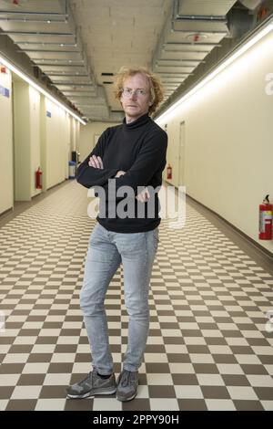 Gent, Belgien. 25. April 2023. Professor Hendrik Vos posiert für den Fotografen bei einem Interview zu den bevorstehenden Europawahlen am Dienstag, den 25. April 2023 in Gent. Vos ist der Universität Gent angeschlossen, wo er auch Direktor des Zentrums für EU-Studien ist. BELGA FOTO NICOLAS LAMBERT Kredit: Belga News Agency/Alamy Live News Stockfoto