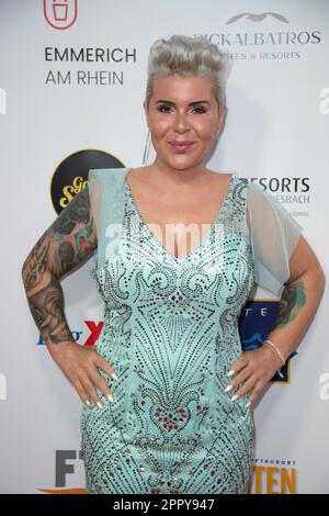 Calcar, Deutschland. 22. April 2023. Mona BURUNCUK, Moderatorin, Red Carpet, Red Carpet Show, Ankunft, Ankunft, The Golden Sun 2023, am 22. April 2023 in Wunderland Kalkar, Guthaben: dpa/Alamy Live News Stockfoto