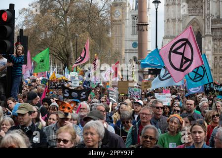 Große Menschenmassen versammeln sich zu einer Kundgebung vor Westminster Abbey, London, am zweiten Tag des Aussterbens Rebellion 'The Big One' Klimaproteste. Stockfoto