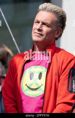 London, Großbritannien. 22. April 2023. Der Wildtiermoderator Chris Packham nimmt an einer Kundgebung am zweiten Tag der Klimaproteste „The Big One“ des Rebellion „Extinction“ Teil. Die Stockfoto