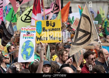 Große Menschenmassen versammeln sich zu einer Kundgebung vor Westminster Abbey, London, am zweiten Tag des Aussterbens Rebellion 'The Big One' Klimaproteste. Stockfoto