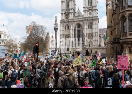 Große Menschenmassen versammeln sich zu einer Kundgebung vor Westminster Abbey, London, am zweiten Tag des Aussterbens Rebellion 'The Big One' Klimaproteste. Stockfoto