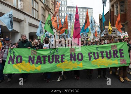 London, Großbritannien. 22. April 2023. Tag 2 der vier Tage der Klimaproteste, die von der Extinction Rebellion einberufen und von mehr als 200 Organisationen unterstützt wurden, einschließlich Stockfoto