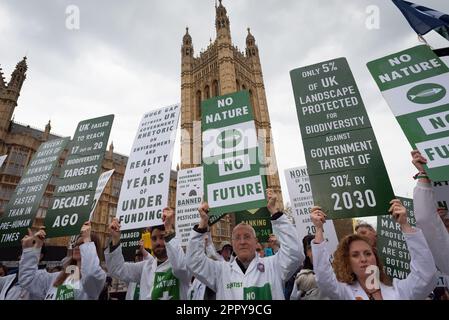 Wissenschaftler halten außerhalb des Parlaments Plakate, auf denen die Gefahren für die biologische Vielfalt während der „Großen Einen“-Klimaproteste, die von der Rebellion des Aussterbens ausgerufen wurden, hervorgehoben werden.