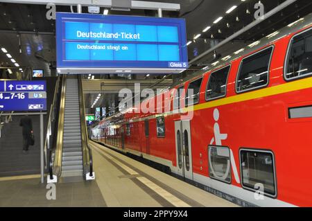 Berlin, Deutschland. 25. April 2023. Ab Mai wird Deutschland einen erschwinglichen landesweiten Monatspass für Regional- und Stadtverkehr für 49 Euro einführen. Ein Schild am Berliner Hauptbahnhof, abgebildet am 25. April 2023, gibt die Ankunft des Tickets bekannt, das ab Mai gültig ist. Kredit: Zapotocky Ales/CTK Photo/Alamy Live News Stockfoto