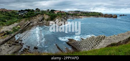 Eine Bucht, die sich aufgrund der Erosion des Kantabrischen Meeres an der gebrochenen Küste (Costa Quebrada), Piélagos, Spanien, im Bildungsprozess befindet. Stockfoto