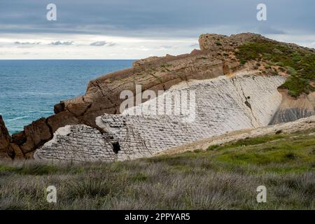 Küstenerosion von Felsen und Landformen, die den lithologischen Kontakt von kenomanischem Kalkstein und türkischem Mergel in Costa Quebrada, Kantabrien, Spa zeigen Stockfoto