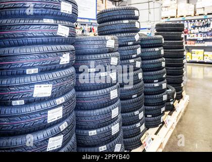 Samara, Russland - 21. April 2023: Neue Sommerreifen zum Verkauf in einem Supermarkt aufgestapelt Stockfoto