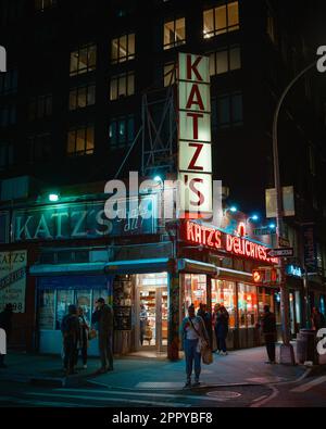 Katzs Delicatessen Vintage-Schilder bei Nacht, Manhattan, New York Stockfoto