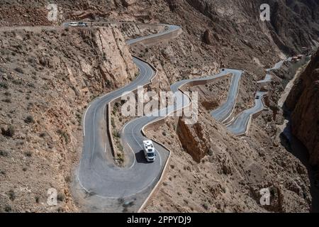 Gewundene Straße neben der Dades-Schlucht. Stockfoto