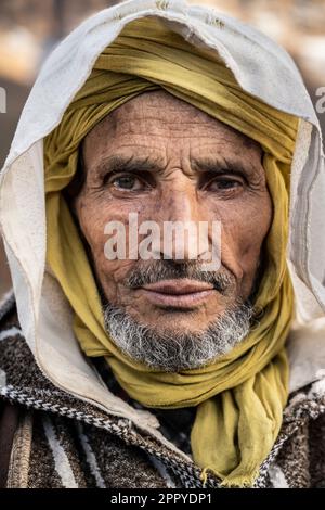 Porträt eines Berbers in traditioneller Djellaba und Turban in einem Dorf in der Nähe der Dades-Schlucht. Stockfoto