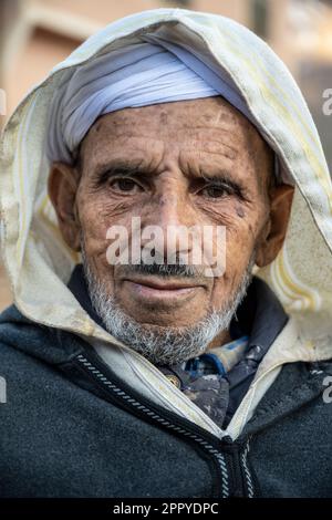 Porträt eines Berbers in traditioneller Djellaba und Turban in einem Dorf in der Nähe der Dades-Schlucht. Stockfoto