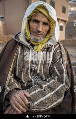 Porträt eines Berbers in traditioneller Djellaba und Turban in einem Dorf in der Nähe der Dades-Schlucht. Stockfoto