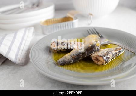 Sardinen in Dosen in Olivenöl auf einem Teller. Gesunder Omega 3 und Protein-Snack Stockfoto