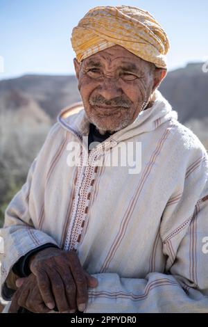 Porträt eines Berbers in traditioneller Djellaba und Turban in einem Dorf in der Nähe der Dades-Schlucht. Stockfoto