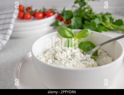 Hüttenkäsesalat mit Kräutern und Olivenöl für einen gesunden Proteinsnack Stockfoto