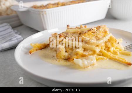 Nudelauflauf mit Makkaroni und Käsesauce. Gebacken mit Blumenkohl und garniert mit Brotkrümeln und Parmesankäse. Stockfoto