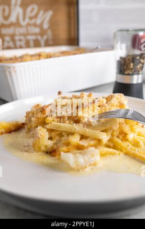 Makkaroni und Käse mit Blumenkohl und Brotkrümel, Parmesankruste auf dem Teller Stockfoto