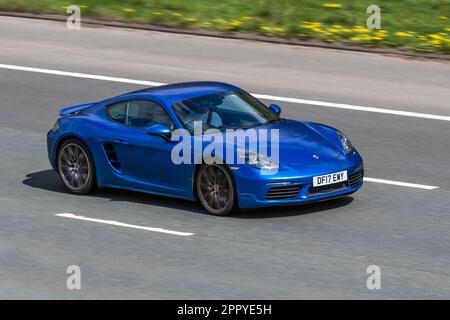 2021 Blue Porsche Taycan 4S 93Kwh 571PS Performance Overboost 93,4Kwh Elektrische Auto-Limousine Strom 360 kW; Fahrt auf der Autobahn M61, Großbritannien Stockfoto