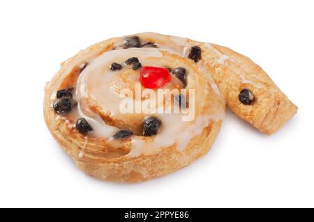 studioaufnahme eines dänischen Gebäckstücks, ausgeschnitten vor weißem Hintergrund - John Gollop Stockfoto